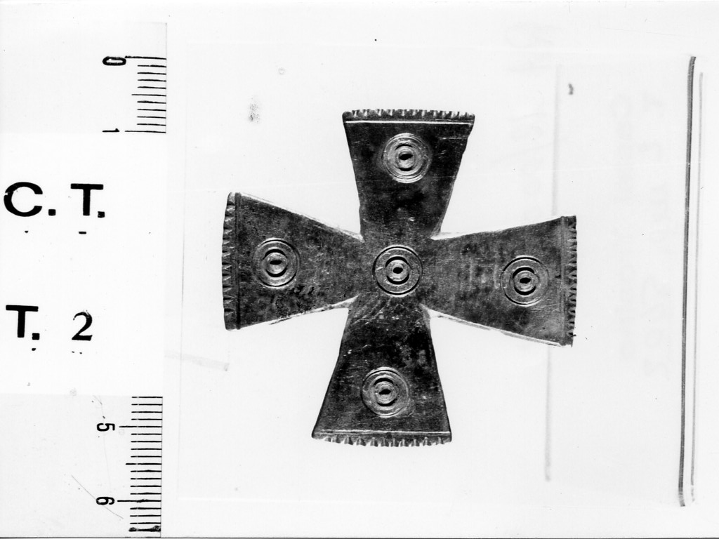 fibula a croce - deposizione longobarda (sec. VII d.C)