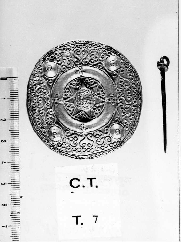 fibula circolare - deposizione longobarda (prima metà sec. VII d.C)