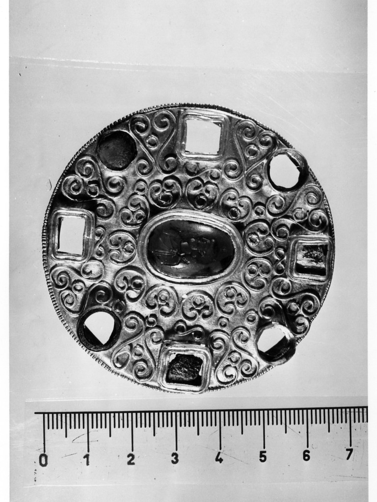 fibula circolare - deposizione longobarda (prima metà sev. VII d.C)
