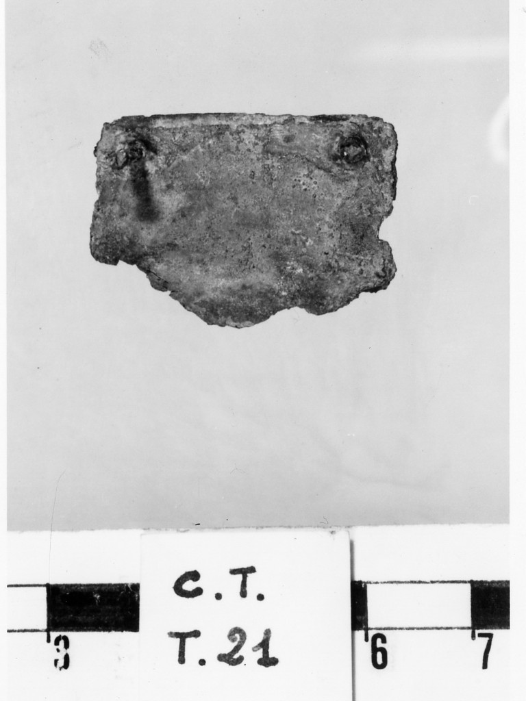 placchetta/ frammento - deposizione longobarda (fine/ fine secc. VI d.C. - VII d.C)