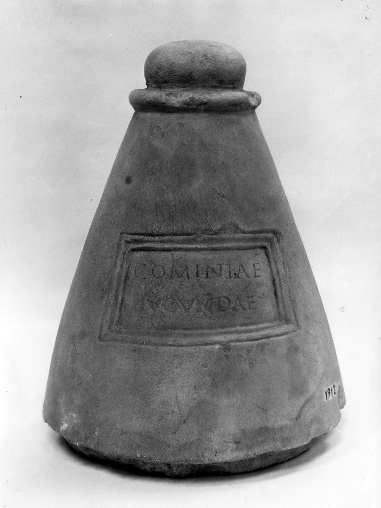 coperchio di urna, Cominia Iucunda (prima metà sec. I d.C)