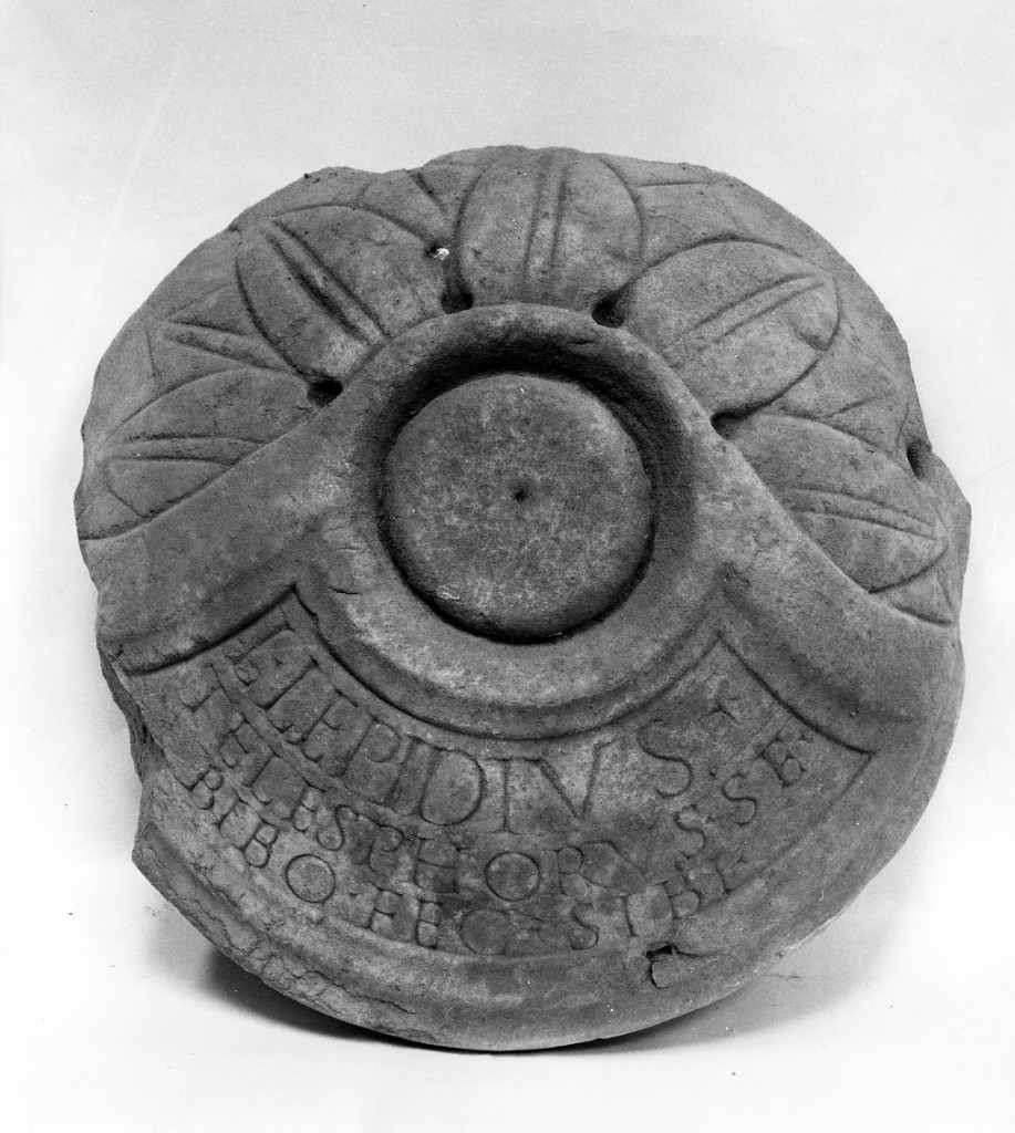 coperchio di urna, di L. Lepidus Telesphorus (sec. II d.C)