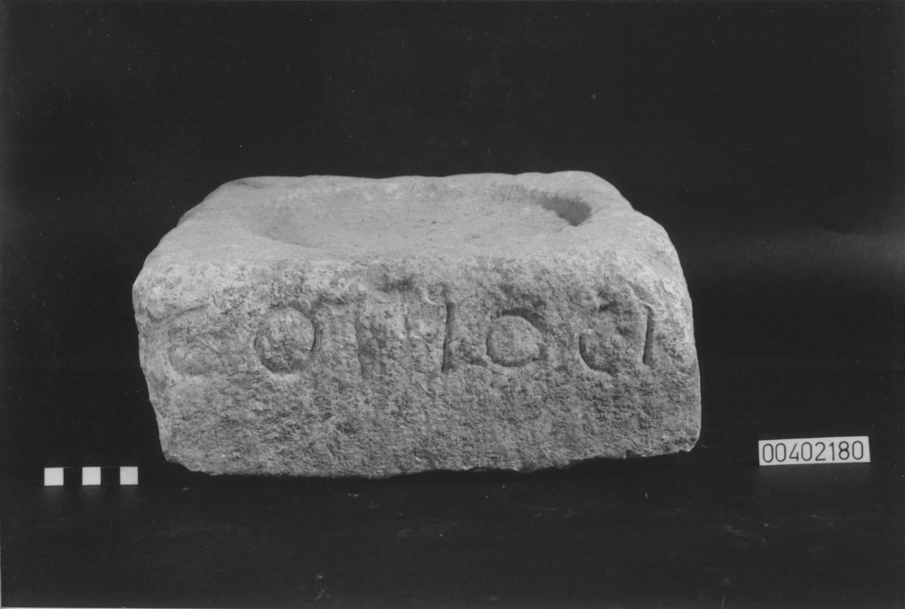 cippo/ funerario, base (III-II a.C)