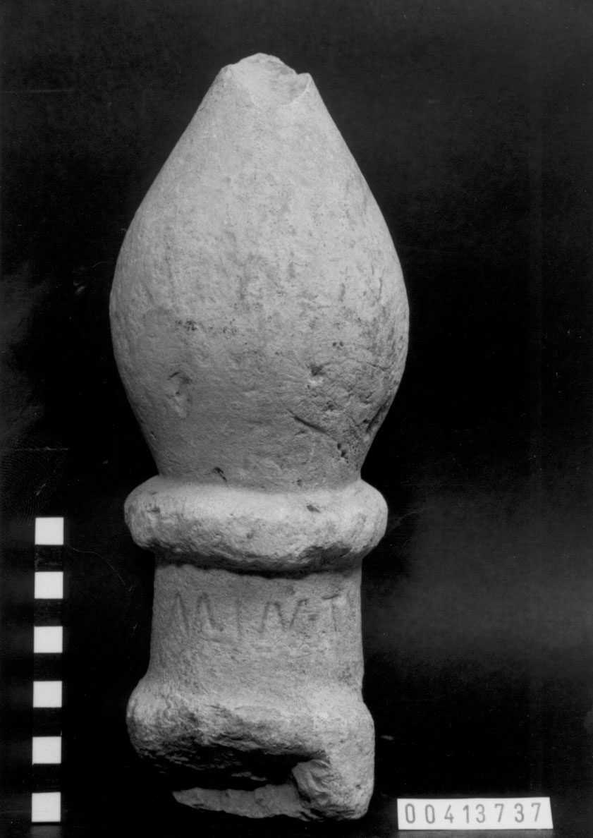 cippo/ funerario, a forma di pigna (III sec. a.C)