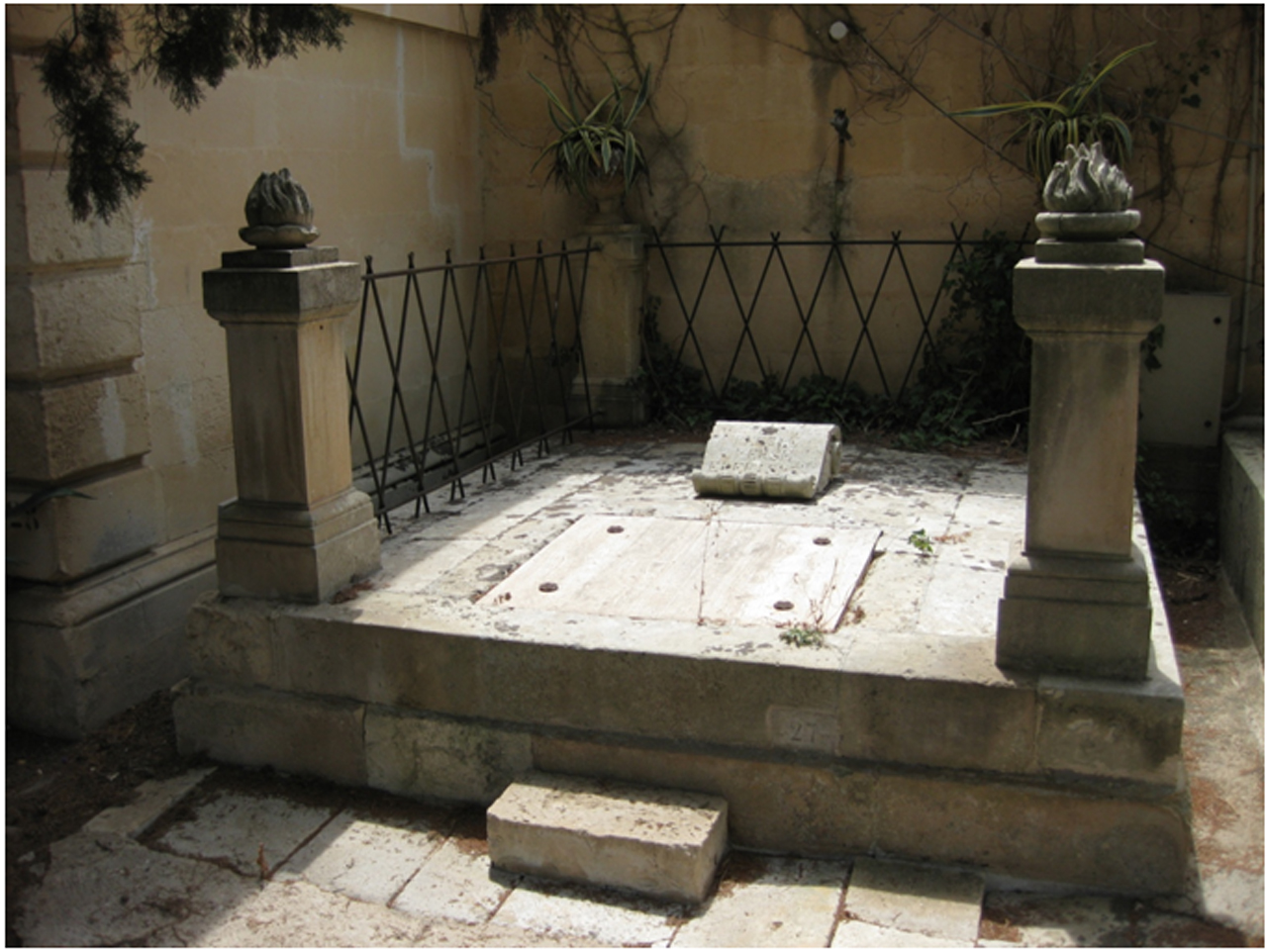 Alessandro Personè (tomba, tomba pavimentale a fossa) - Lecce (LE) 