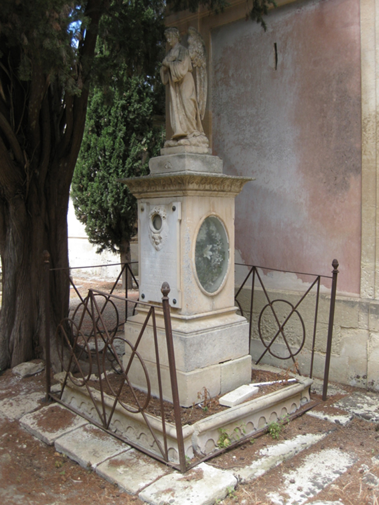 Elisabetta Tucci (tomba, tomba pavimentale a fossa con monumento) - Lecce (LE) 