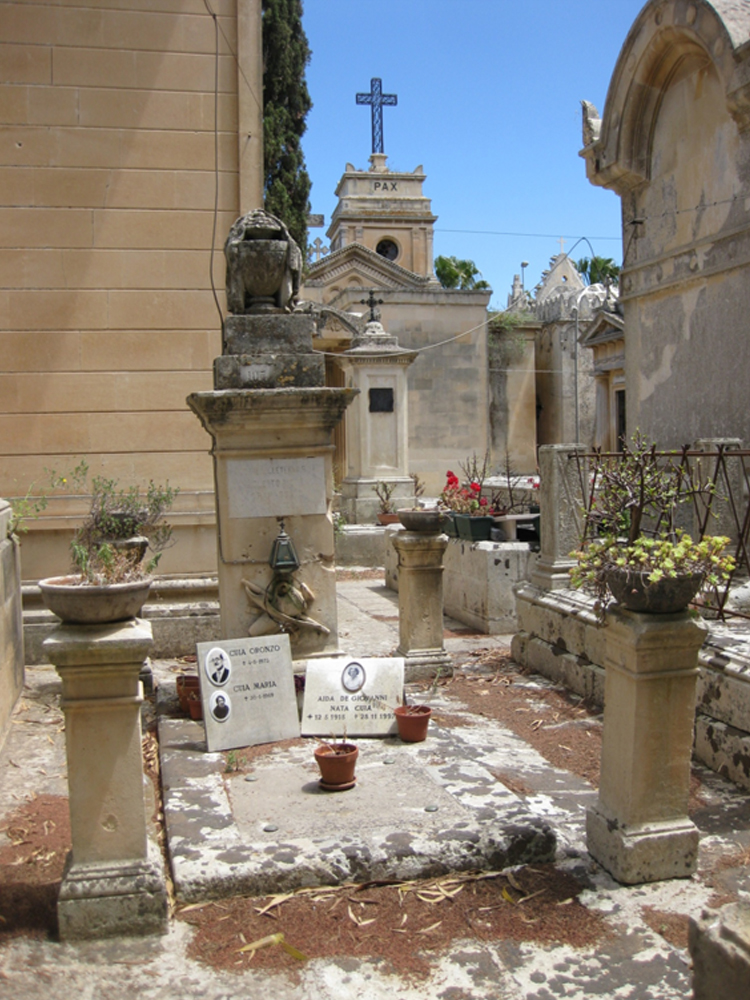 Andrea Cuia (tomba, tomba pavimentale a fossa con cippo funebre) - Lecce (LE) 