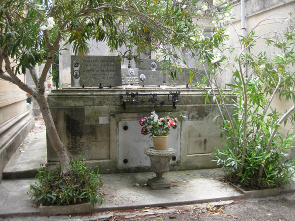 Raffaele Goffredo (tomba, tomba pavimentale a fossa) - Lecce (LE) 
