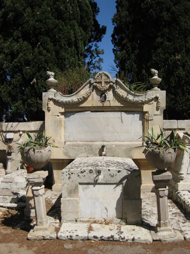 Alfredo Guido e Roberti Araby (tomba, tomba pavimentale a fossa con monumento) - Lecce (LE) 
