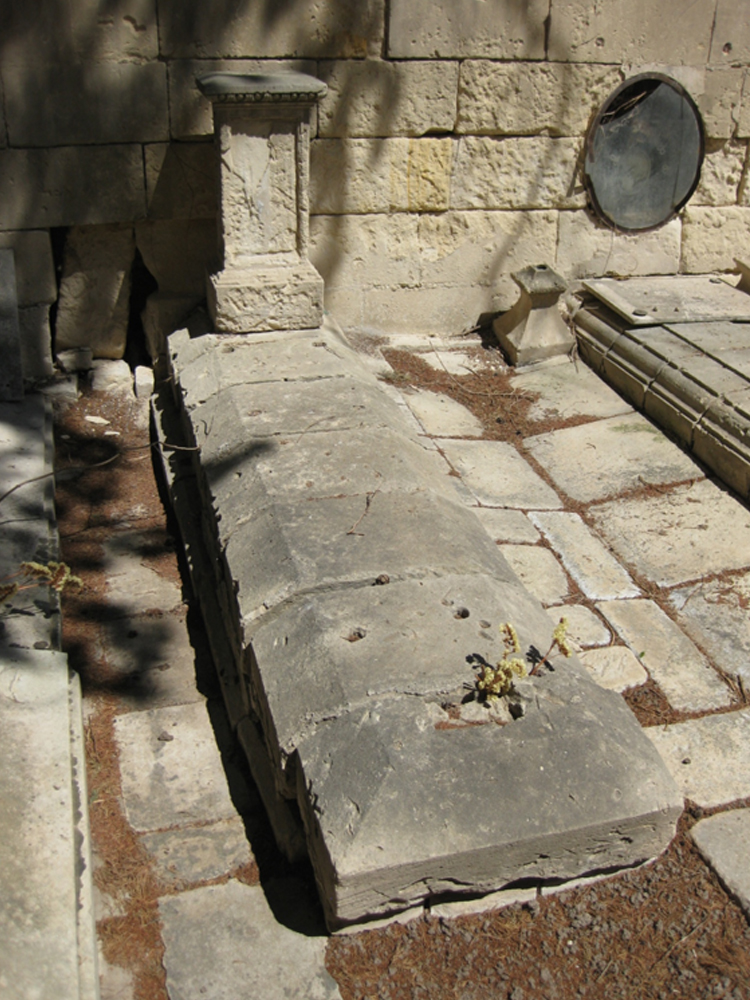 Nicola Fragola (tomba, tomba pavimentale a fossa) - Lecce (LE) 