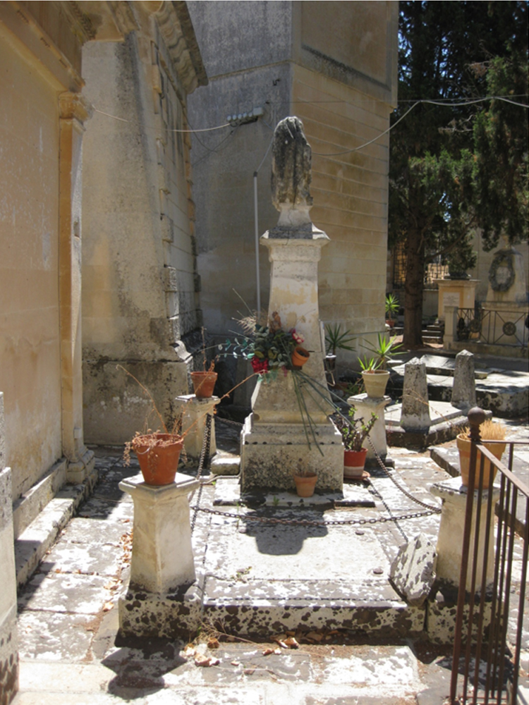 Fam. Carteny e Petrachi (tomba, tomba pavimentale a fossa con cippo funebre) - Lecce (LE) 