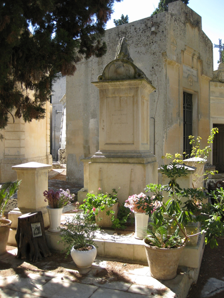 Fratelli Martin (tomba, tomba pavimentale a fossa con cippo funebre) - Lecce (LE) 