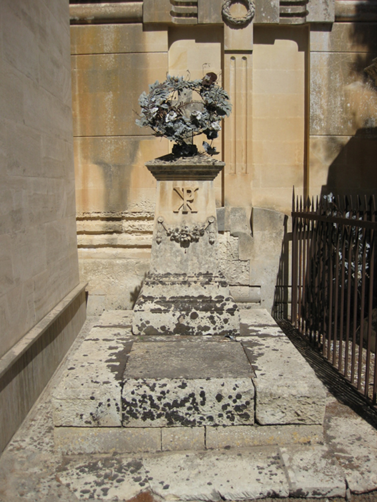 Famiglia De Donato (tomba, tomba pavimentale a fossa con cippo funebre) - Lecce (LE) 