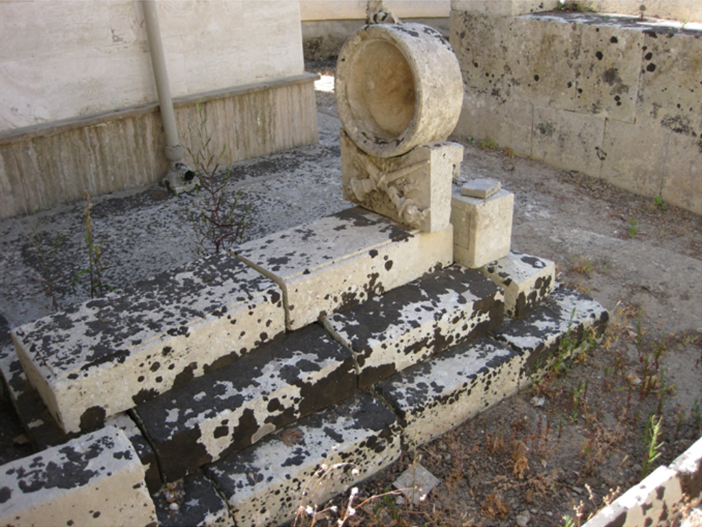Rosa Maldari (tomba, tomba pavimentale a fossa) - Lecce (LE) 