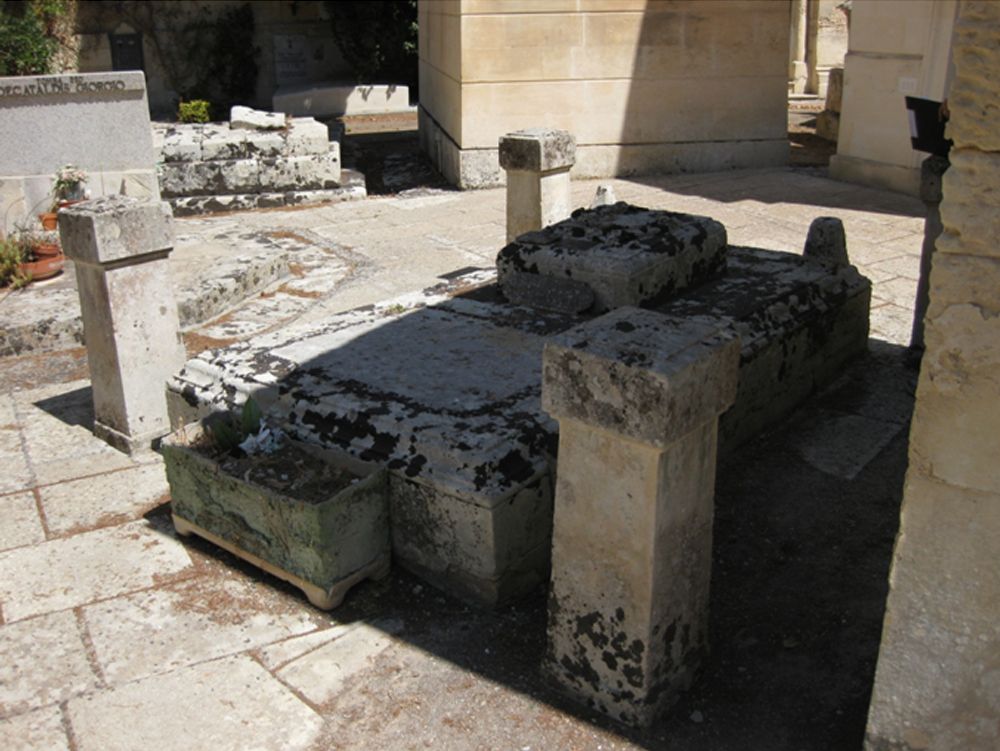 Famiglia Valente (tomba, tomba pavimentale a fossa) - Lecce (LE) 