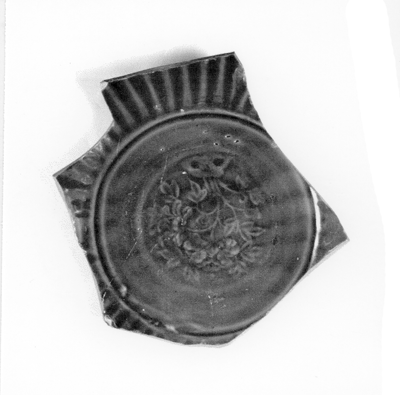 fondo di piatto - manifattura cinese di epoca Yuan (secc. XIII/ XIV d.C)