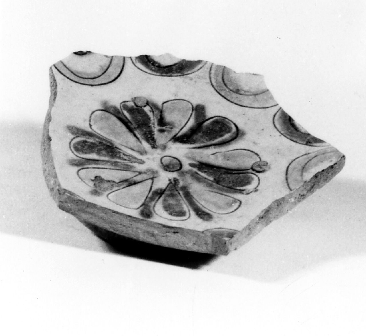 Motivo decorativo floreale (scodella/ fondo) - manifattura veneta (XVI-XVII)