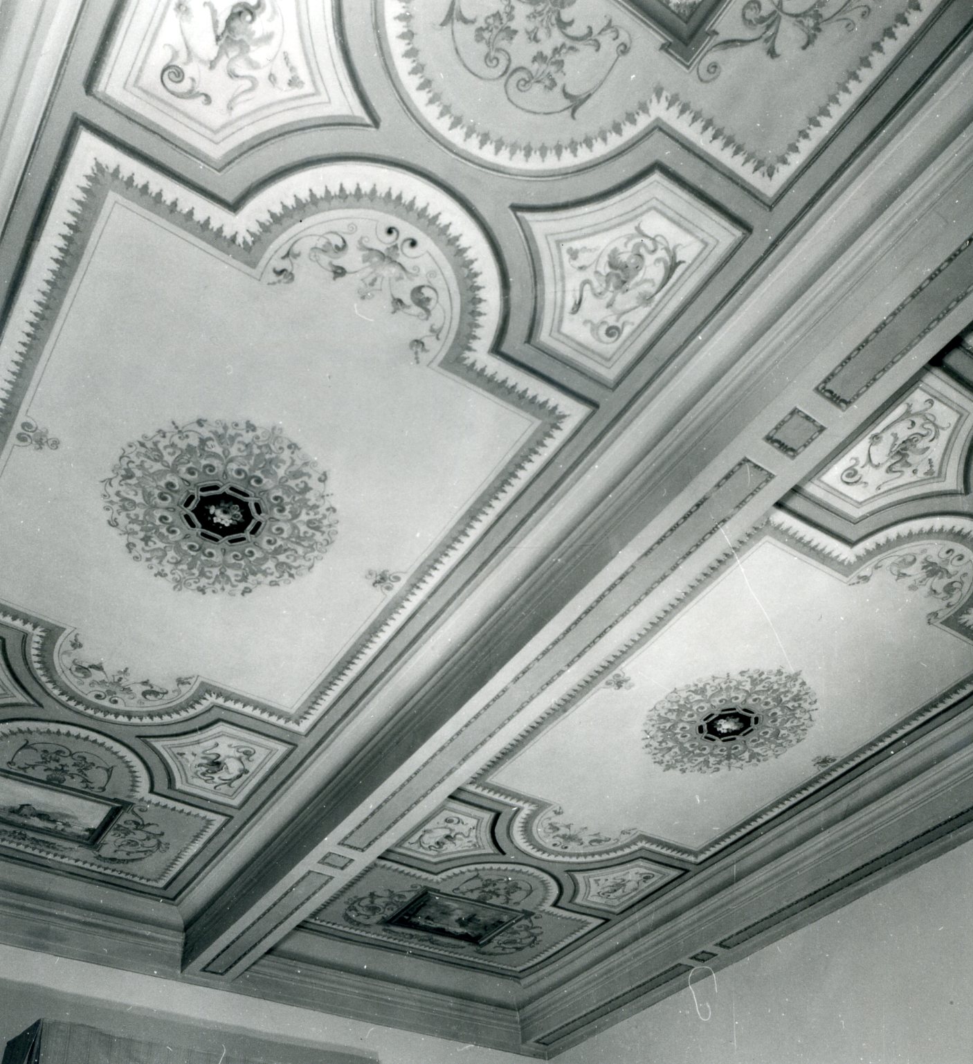 motivi decorativi geometrici e stilizzati, paesaggi alle estremità (soffitto dipinto, opera isolata) - manifattura toscana (XIX)
