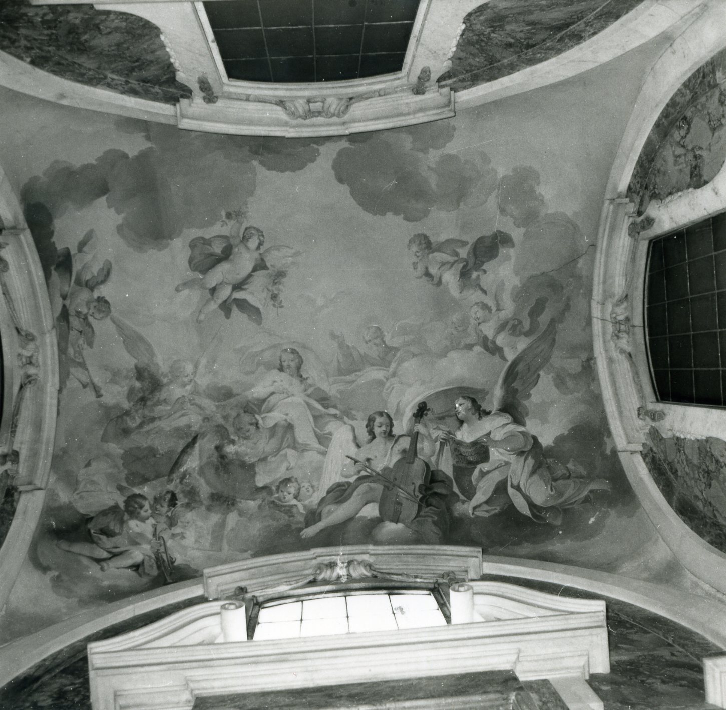 Trinità in Gloria e angeli musicanti (soffitto dipinto, opera isolata) di Meucci Vincenzo - manifattura toscana (XVIII)
