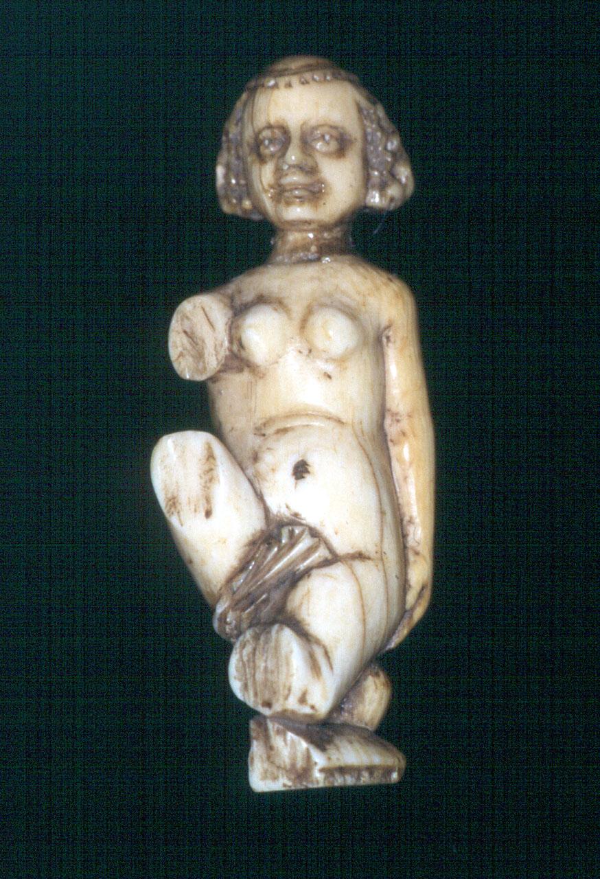 figura femminile seduta (statuetta, frammento) - bottega italiana (?) (sec. XVI)