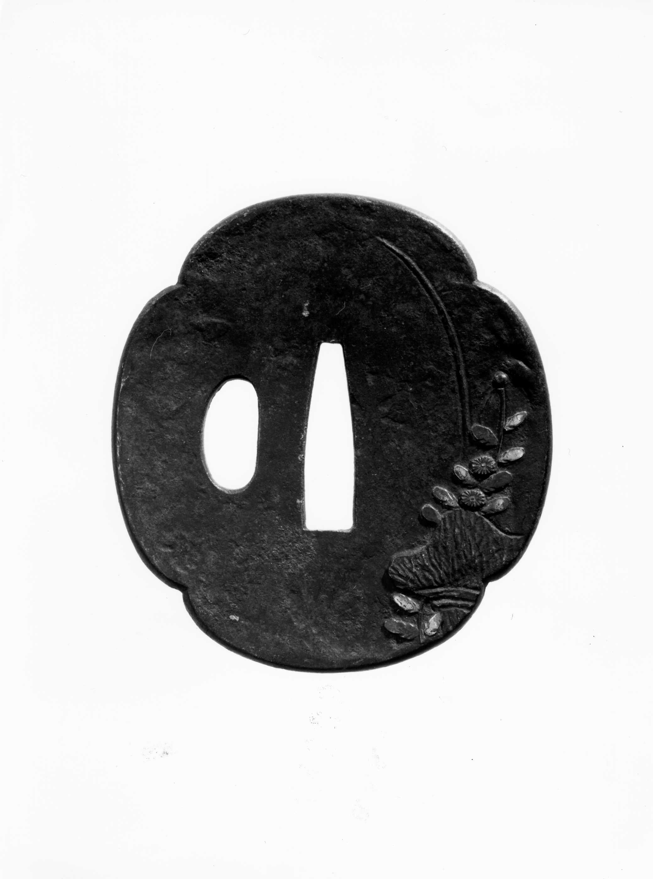 cesto (?), fiori, foglie (recto)/ sassolini (verso) (guardamano da sciabola - tsuba quadrilobata, elemento d'insieme) - manifattura giapponese (secondo quarto sec. XVIII)