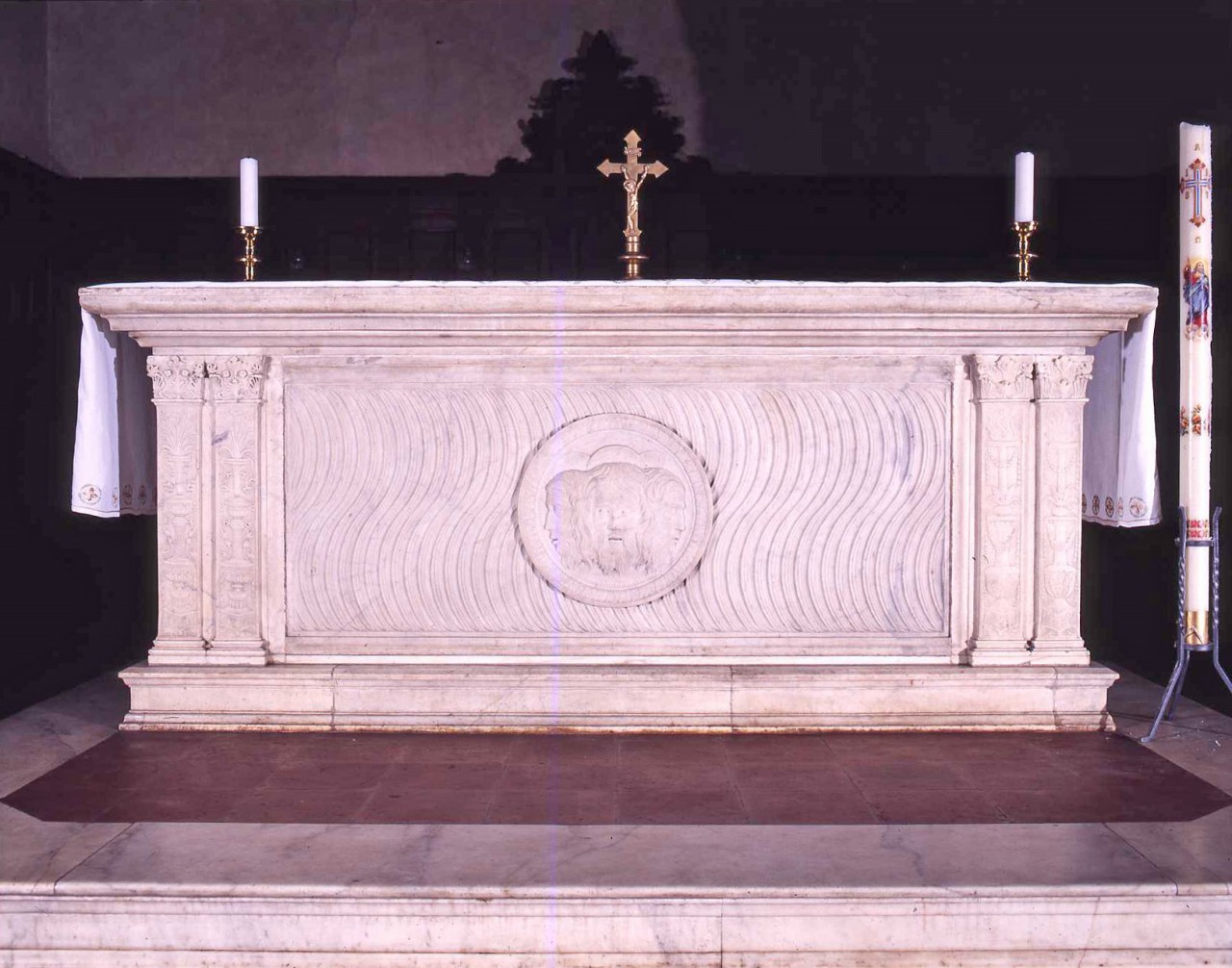 figura tricefala come simbolo della Trinità (altare maggiore) di Desiderio da Settignano (attribuito), Agostino di Duccio (terzo quarto sec. XV)