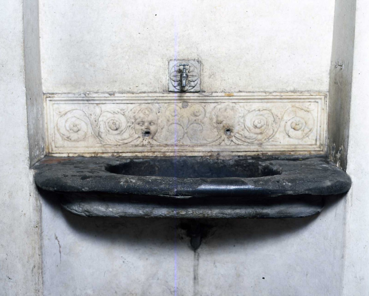 lavabo da sacrestia di Della Robbia Luca (secondo quarto, ultimo quarto sec. XV, sec. XVI)