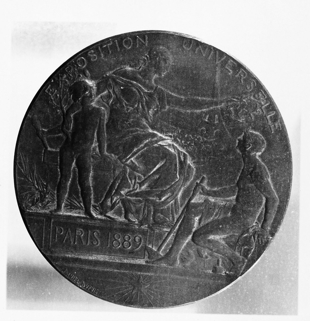Medaglia commemorativa dell'Esposizione Universale di Parigi del 1889, (d), soggetto allegorico (medaglia) di Dupuis Jean-Baptiste-Daniel (sec. XIX)