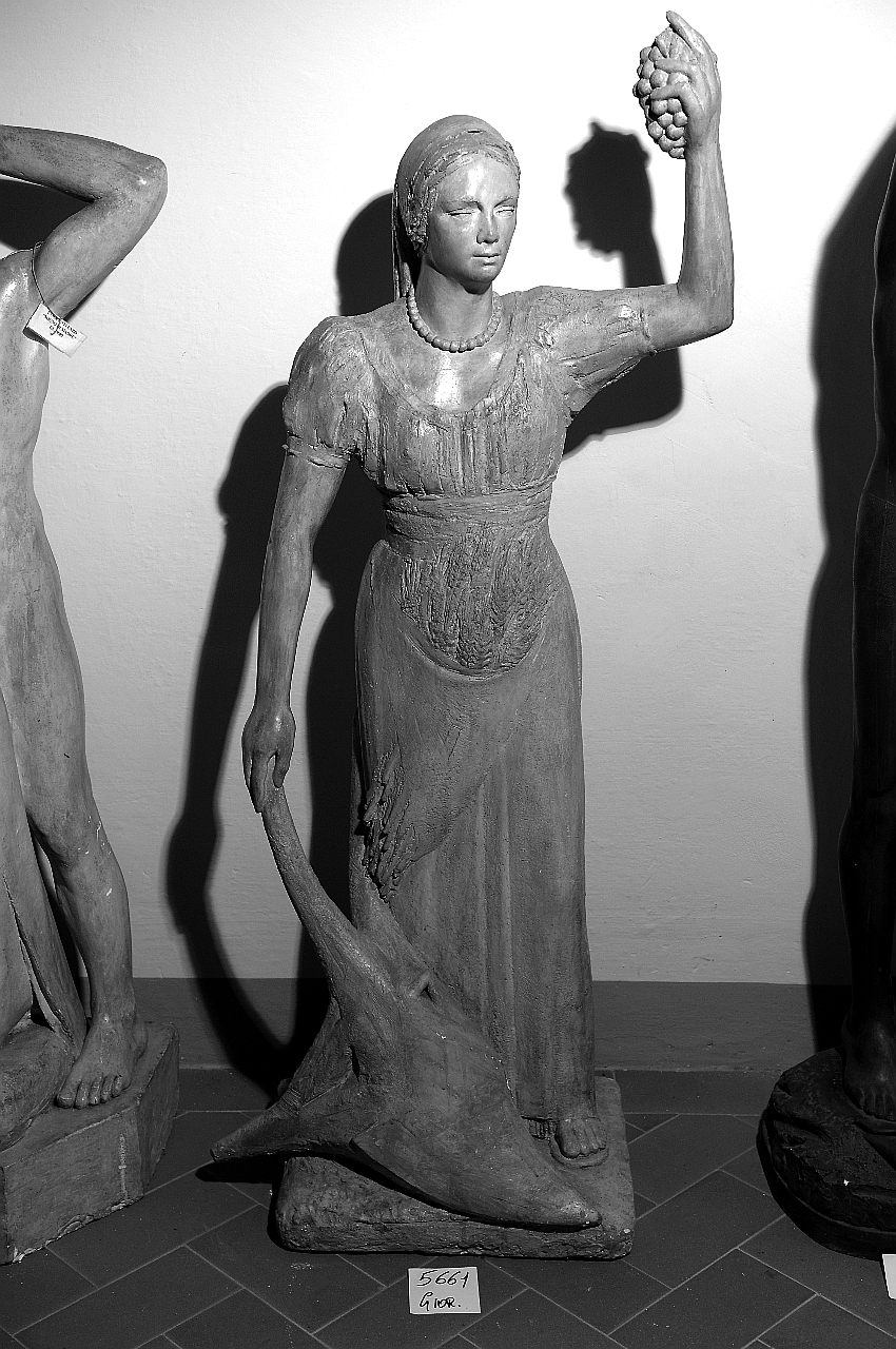 Agricoltura, figura allegorica femminile (calco di statua) di Innocenti Enzo (sec. XX)