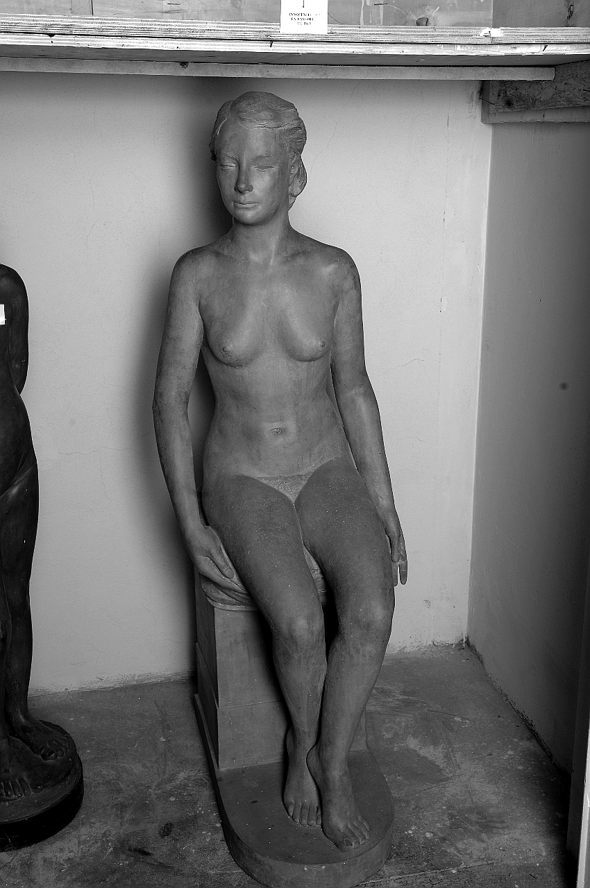 La favorita, figura femminile nuda (statua) di Innocenti Enzo (sec. XX)