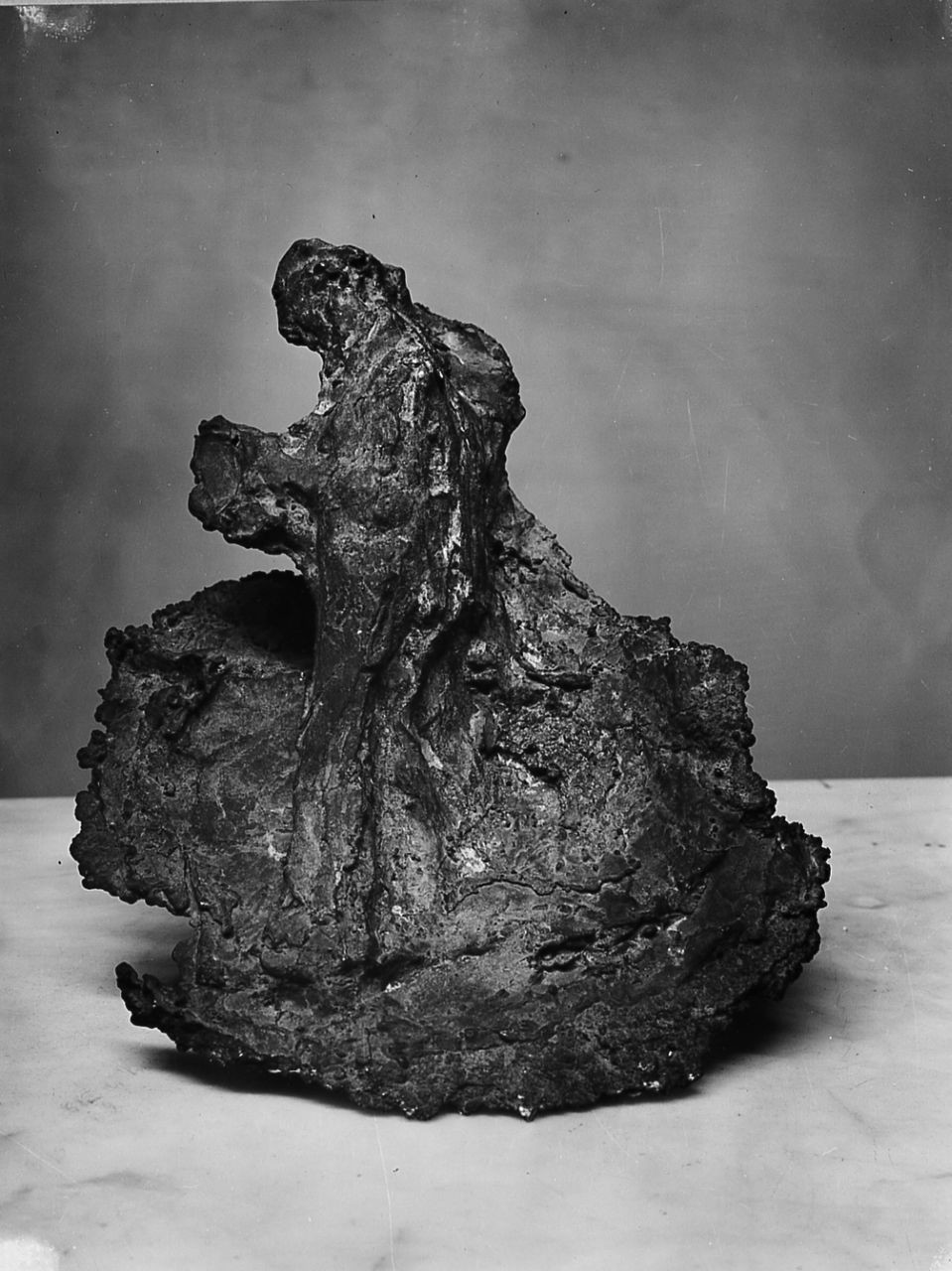Uomo che legge, figura maschile che legge (statuetta) di Rosso Medardo (sec. XIX)
