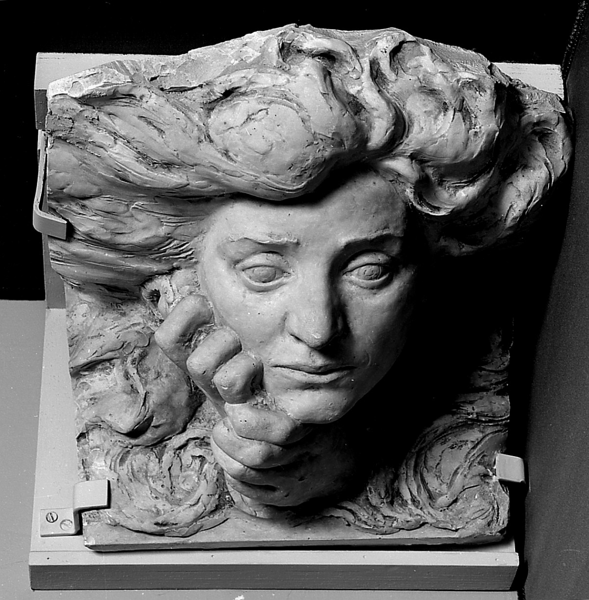 testa di donna (scultura) di Trentacoste Domenico (sec. XX)