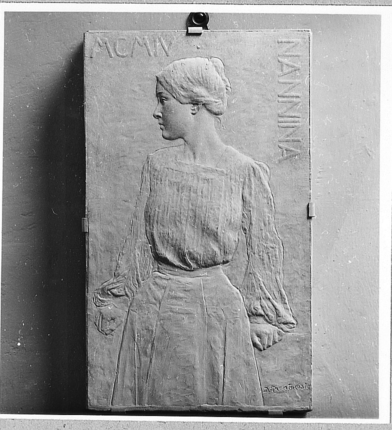 ritratto di Nannina Giulieni Dainelli (rilievo) di Trentacoste Domenico (sec. XX)