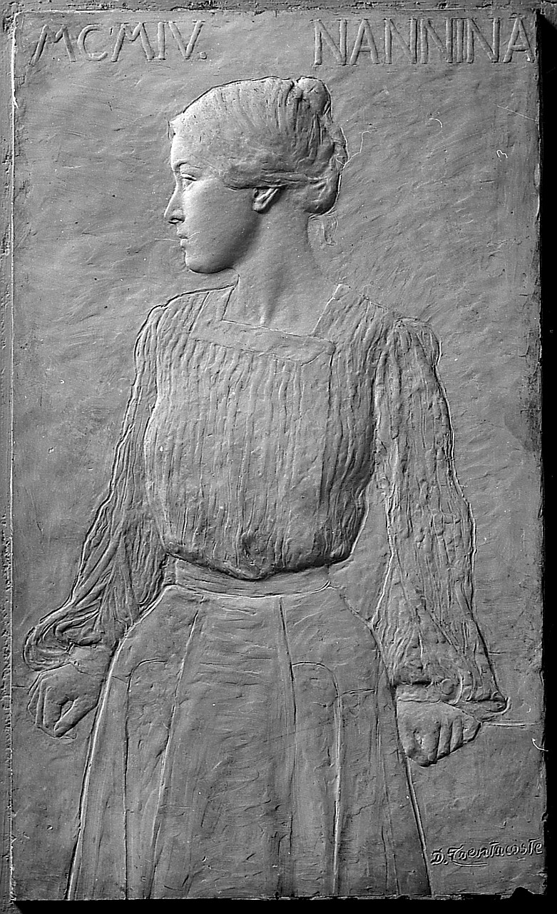 ritratto di Nannina Giulieni Dainelli (rilievo) di Trentacoste Domenico (sec. XX)
