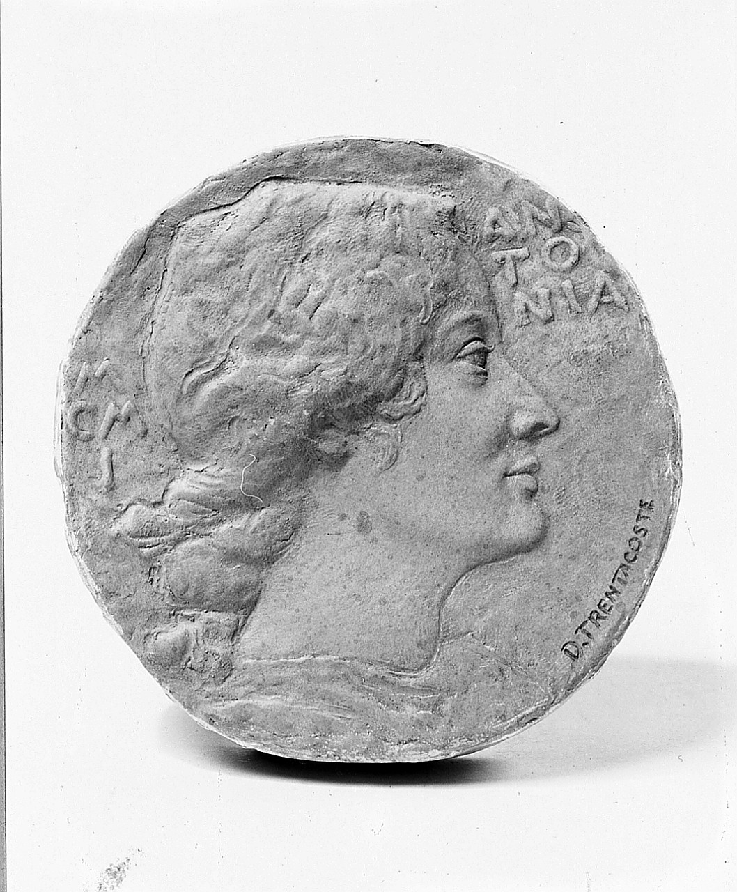 ritratto di Antonia (rilievo) di Trentacoste Domenico (sec. XX)