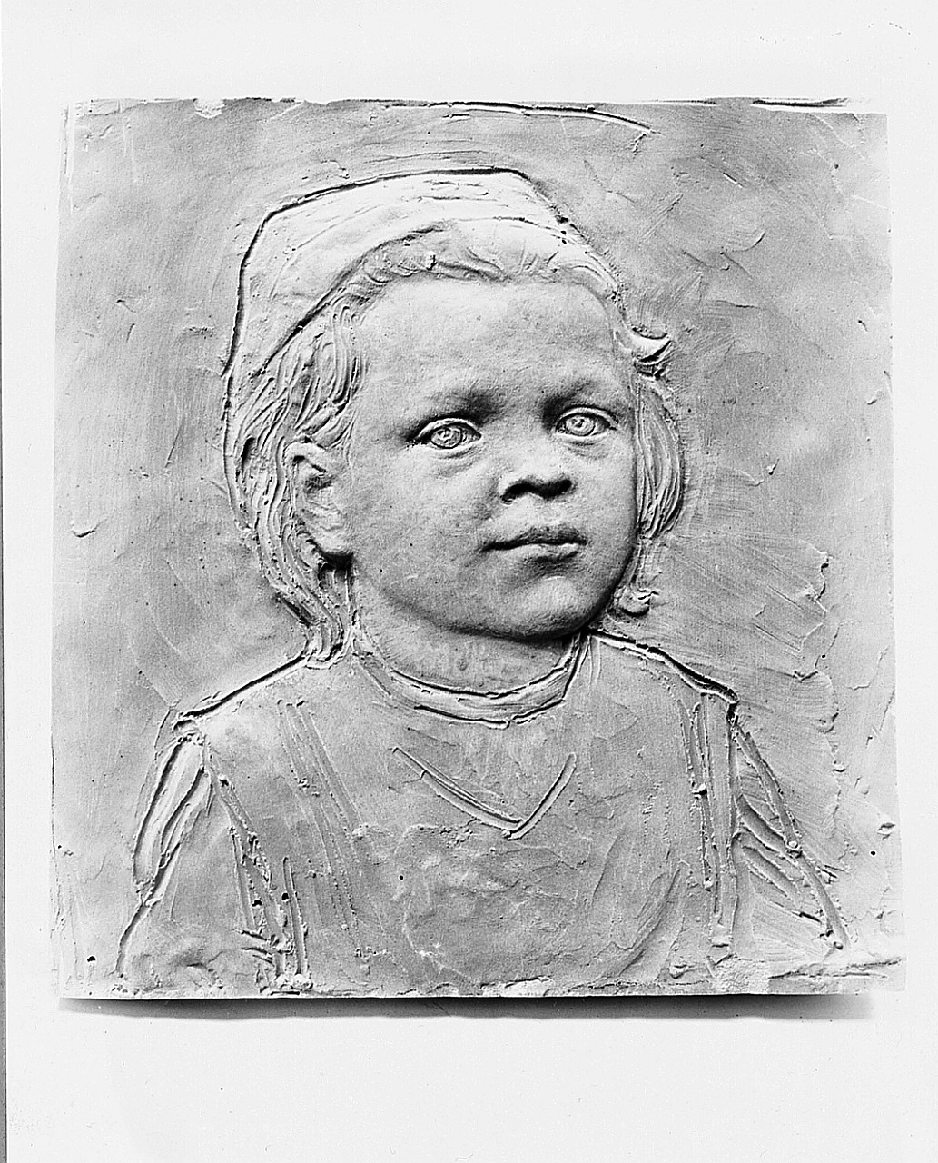 ritratto di Maria Gorky (rilievo) di Trentacoste Domenico (sec. XX)
