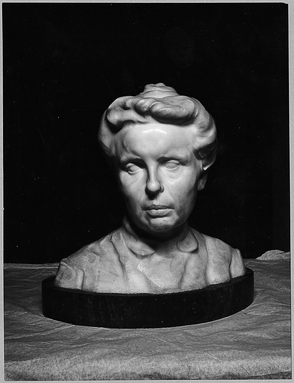 Ritratto di mia madre, busto ritratto di donna (statua) di Moschi Mario (sec. XX)
