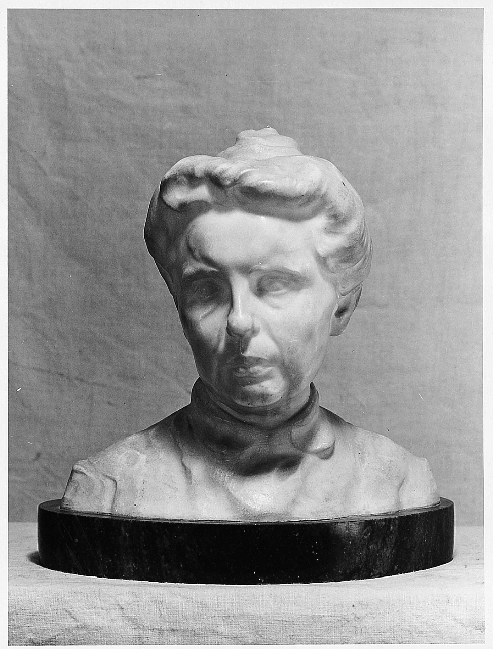 Mia madre, busto ritratto di donna (scultura) di Moschi Mario (sec. XX)