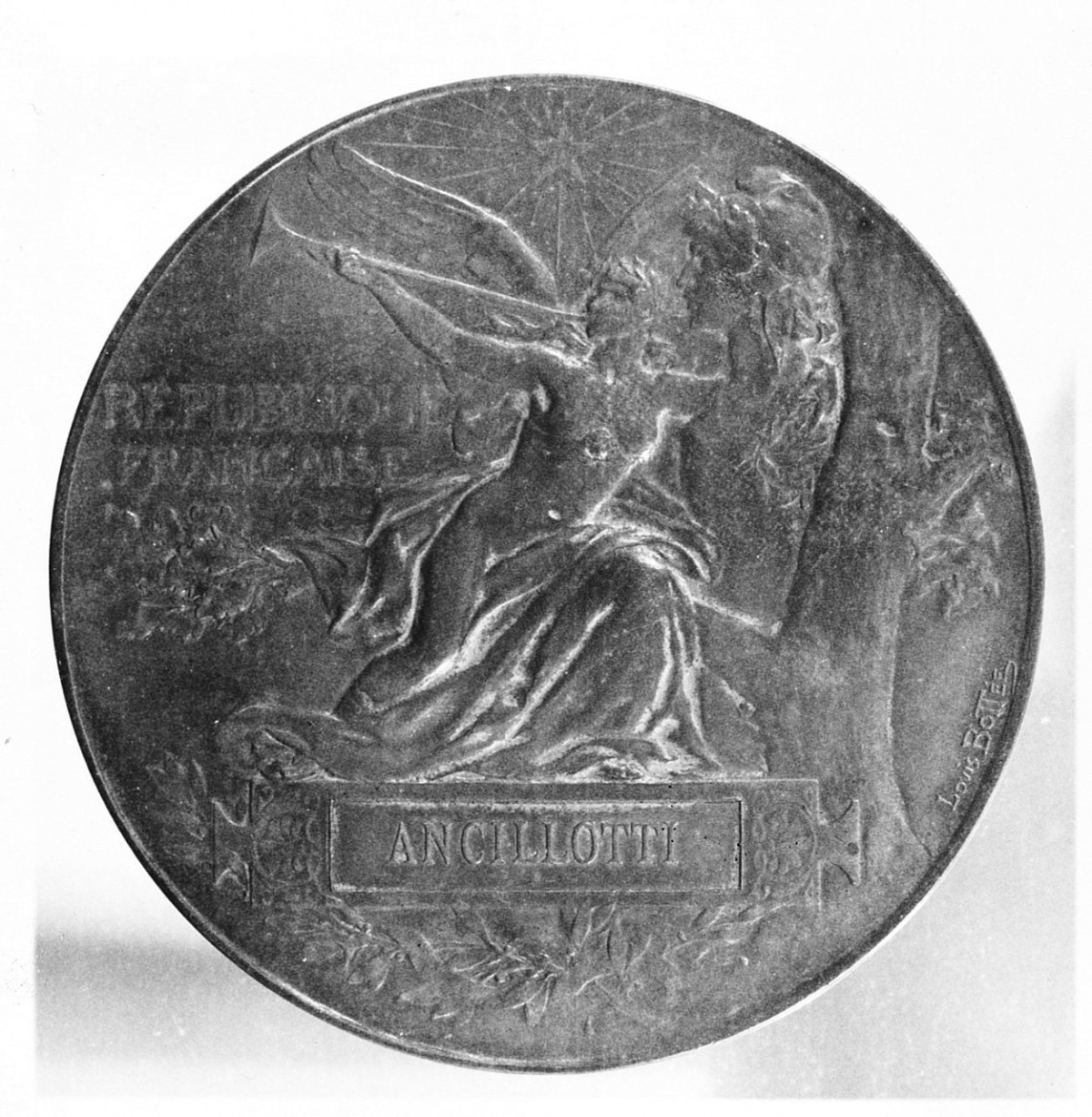 La Fama. Medaglia per l'Exposition Universelle 1889, (r.), allegoria della Fama (medaglione) di BottÃ©e Louis Alexandre (sec. XIX)