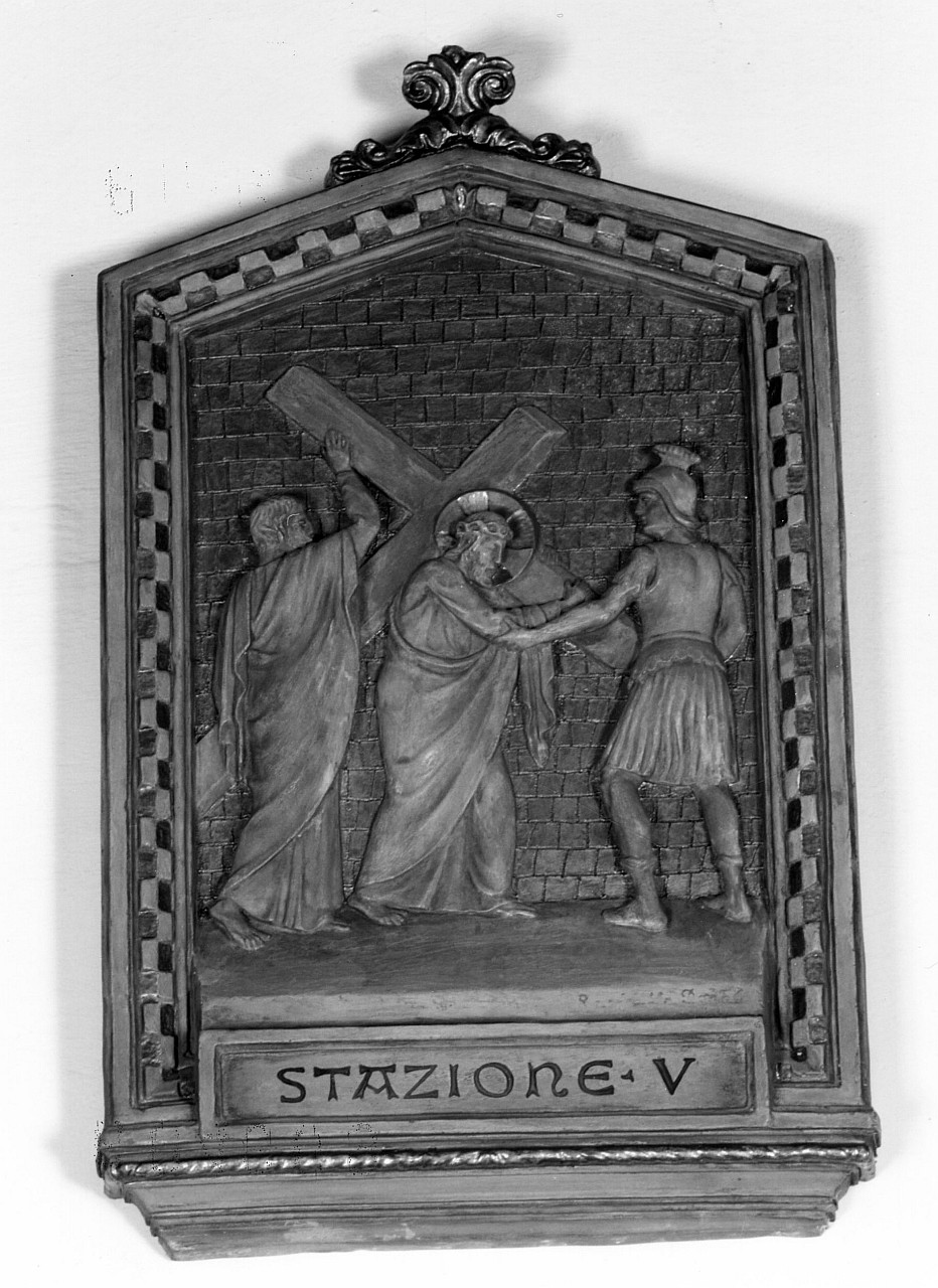 stazione V: Gesù aiutato da Simone il Cireneo a portare la croce (rilievo, serie) - bottega toscana (secondo quarto sec. XX)