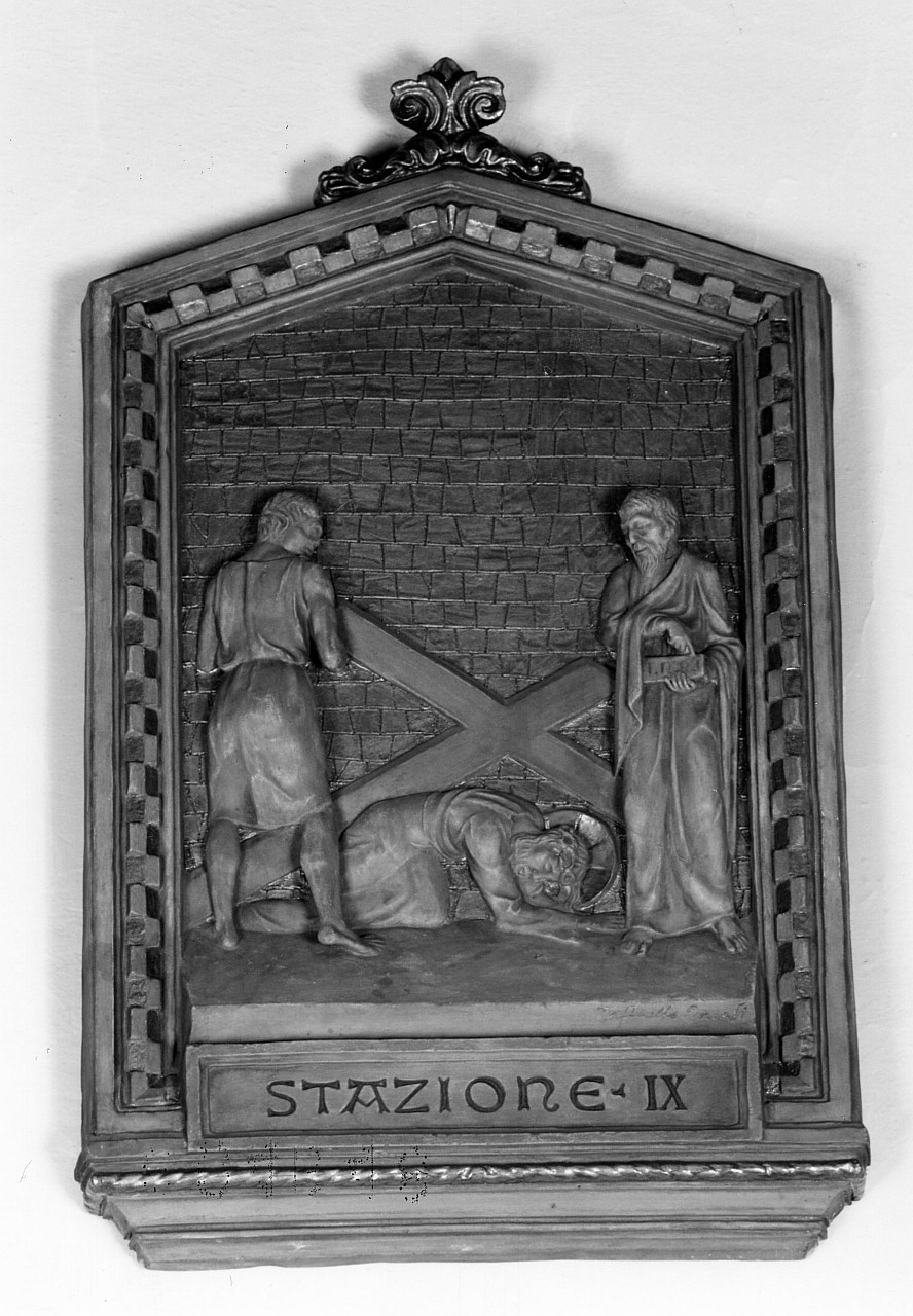 stazione IX: Gesù cade sotto la croce la terza volta (rilievo, serie) - bottega toscana (secondo quarto sec. XX)