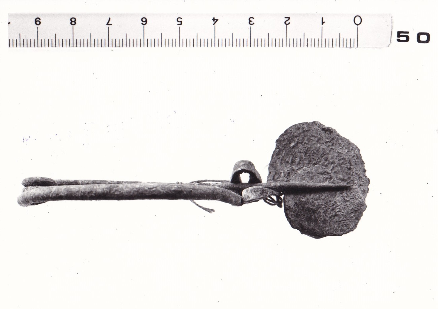 Fibula ad arco leggermente ingrossato con staffa a disco - FASE TERNI II (inizio Età del ferro I)