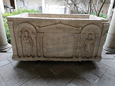 Gaio Valerio Petroniano in vita e in morte (sarcofago) - ambito milanese (fine/ inizio sec. III/IV d.C)