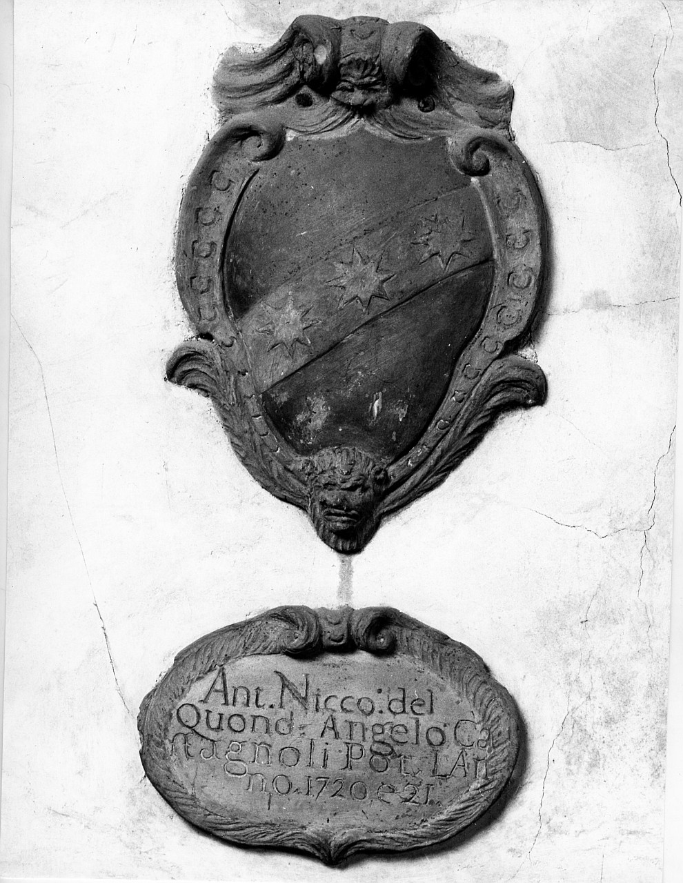 stemma gentilizio della famiglia Castagnoli (scultura) - bottega toscana (sec. XVIII)