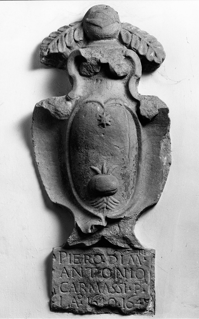 stemma gentilizio della famiglia Carmassi (scultura) - bottega toscana (sec. XVII)