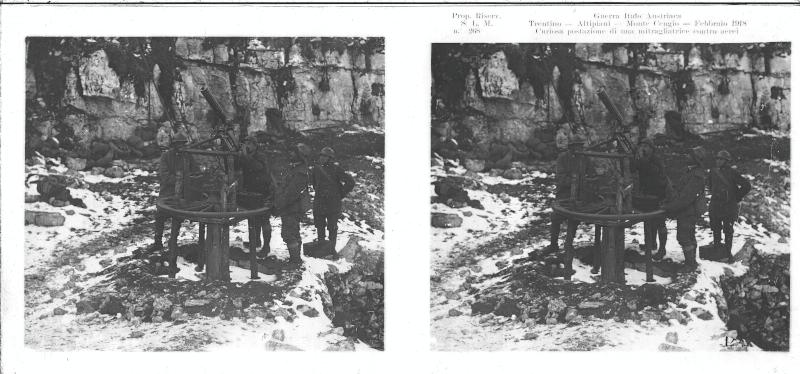 Cogollo del Cengio - Monte Cengio - mitragliatrice - aerei - soldati italiani - 1918 (positivo) di Marzocchi, Luigi (primo quarto XX)