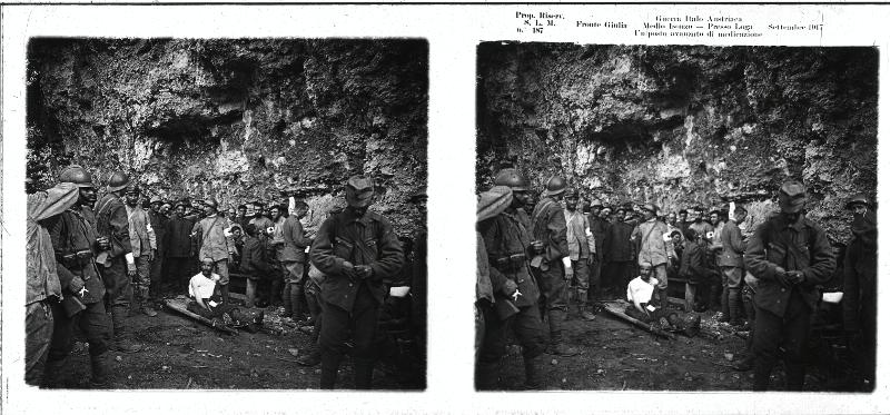 Slovenia - Carso - Canale d'Isonzo - sanità - medicazione - feriti - barelle - soldati - militari - croce rossa - 1917 (positivo) di Marzocchi, Luigi (primo quarto XX)