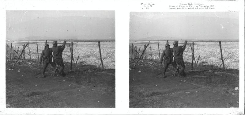 Grave di Ciano - Piave - reticolati - filo spinato - soldati italiani - 1917 (positivo) di Marzocchi, Luigi (primo quarto XX)