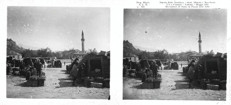 Albania - Valona - Piazza delle Erbe - civili - frutta - 1917 (positivo) di Marzocchi, Luigi (primo quarto XX)