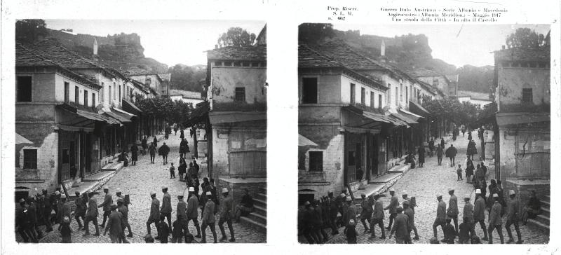Albania - Argirocastro - soldati - civili - castello - 1917 (positivo) di Marzocchi, Luigi (primo quarto XX)